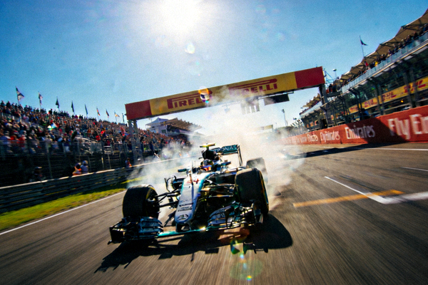 F1赛车在赛道上飞驰的壮观场景